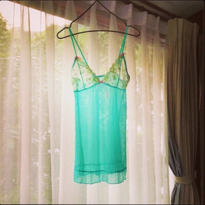 夏天穿最漂亮的薄荷绿睡裙～