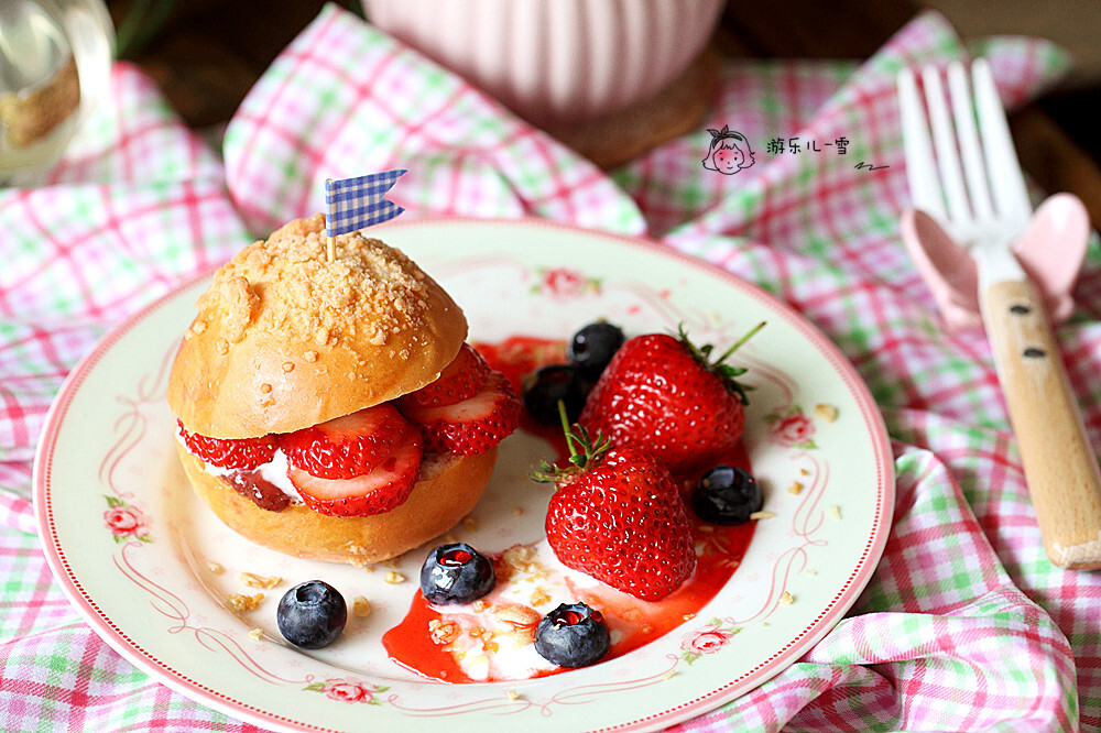 草莓菠萝包:为了庆祝自己瘦了一点点,烤个高热量的菠萝包,顶部还带酥