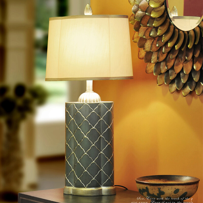 灯罩表面纹路均匀，手感柔软细腻，亚瑟处理均匀流畅，有很强的质感。