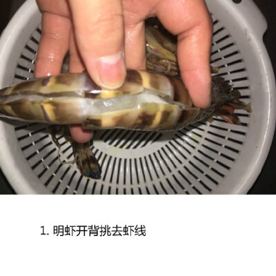 【茄汁大明虾】大明虾是海产珍品，又堪称虾中之冠，个大味美，富含蛋白质、钙以及丰富的矿物质，配上酸酸甜甜的茄汁，就是一道令人胃口大开的海鲜极品。