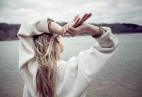 吃够了太重情的苦 只想做个血里带风的洒脱人