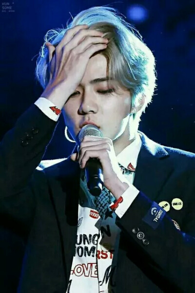＃0412吴世勋生日快乐＃感觉你眨眼就长大了，那个软儒儒的小奶包一下子就成了霸道总裁，真是让人哭笑不得的变化。那就请继续快乐的长大吧！happy birthday！