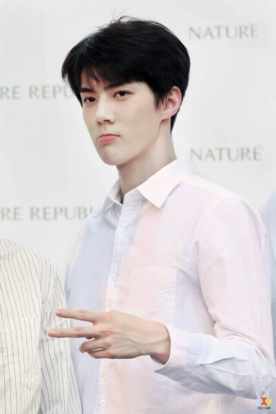 ＃0412吴世勋生日快乐＃感觉你眨眼就长大了，那个软儒儒的小奶包一下子就成了霸道总裁，真是让人哭笑不得的变化。那就请继续快乐的长大吧！happy birthday！