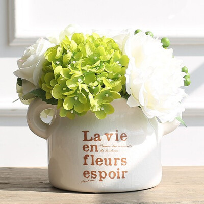 高密度绢布花，形态逼真，白牡丹搭配淡绿绢花，层次丰富，搭配陶瓷花瓶，让人感觉舒适温馨。