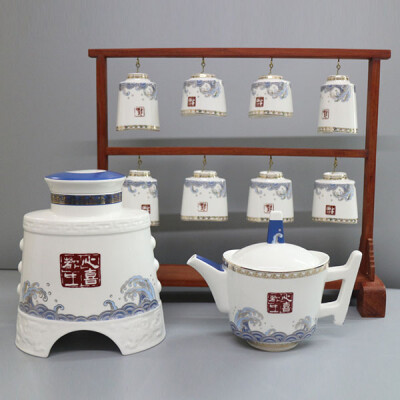 【古韵编钟茶具】来自陶瓷艺术大师的获奖作品，编钟造型赋予了它更强烈的艺术气息；倒挂的骨瓷茶杯声如磐，与配套的茶壶、茶叶罐一起，奏响一曲古韵之声。￥1988