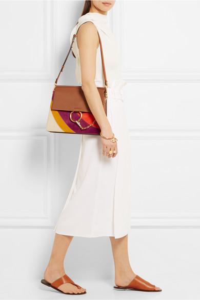 Chloé 2016 春夏系列以 “Technicolor Dreams” 为名，梦幻色彩传递出品牌骨子里的波西米亚风格。这款 “Faye”
单肩包采用浅棕色皮革于意大利精制而成，拼接有赭色、番茄红、芥黄色和紫色绒面革。整体呈扁平的风琴…