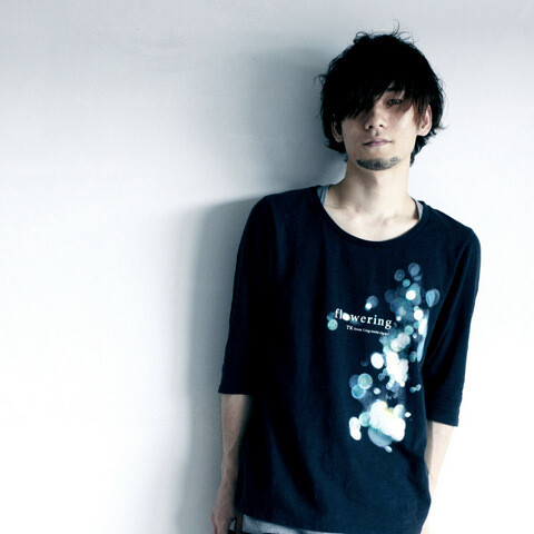 TK from 凛として時雨 | Photolog
2012.08.12
7sode of summer
floweringのTシャツが出来上がったので着てみました。
これは自分に合わせて作ってもらったサンプルなのですが、素敵な仕上がりです。
今回もデザイナーyukiyoさん、Luckandさんと一緒に色々作らせてもらいました。
写真が僕でごめんなさい。てけぺろ。
TK / photo by Kiyoaki Sasahara