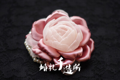 “褪”。拿起捧花，便进入另一段旅程，褪去青涩，或成熟，或妩媚。