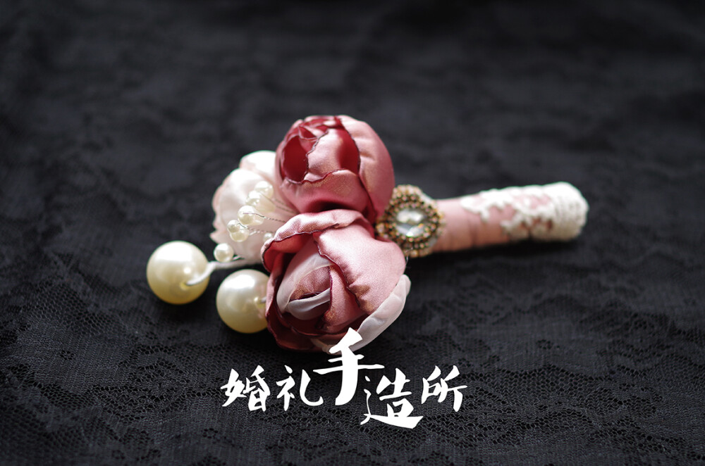 “褪”。拿起捧花，便进入另一段旅程，褪去青涩，或成熟，或妩媚。