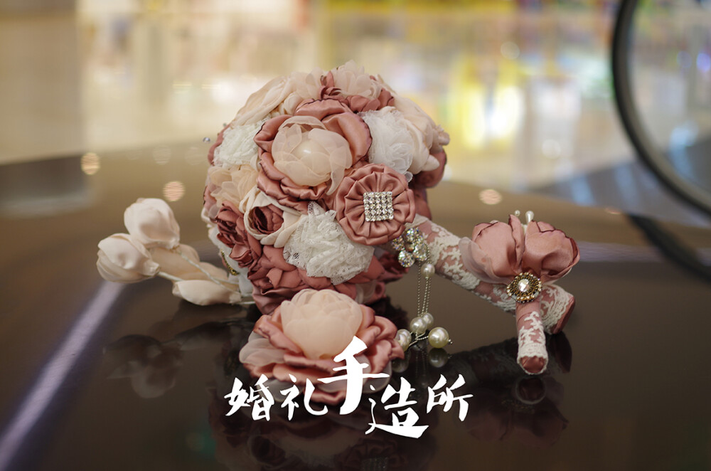 “褪”。拿起捧花，便进入另一段旅程，褪去青涩，或成熟，或妩媚。