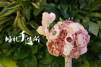 “褪”。拿起捧花，便进入另一段旅程，褪去青涩，或成熟，或妩媚。