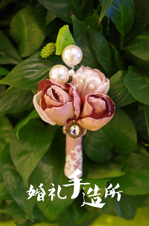 “褪”。拿起捧花，便进入另一段旅程，褪去青涩，或成熟，或妩媚。