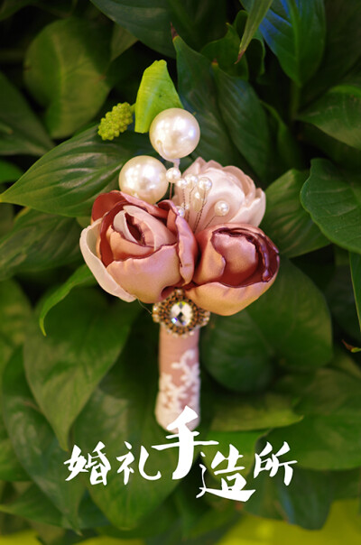 “褪”。拿起捧花，便进入另一段旅程，褪去青涩，或成熟，或妩媚。