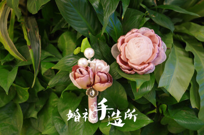 “褪”。拿起捧花，便进入另一段旅程，褪去青涩，或成熟，或妩媚。