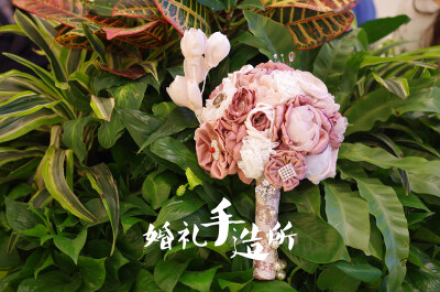 “褪”。拿起捧花，便进入另一段旅程，褪去青涩，或成熟，或妩媚。