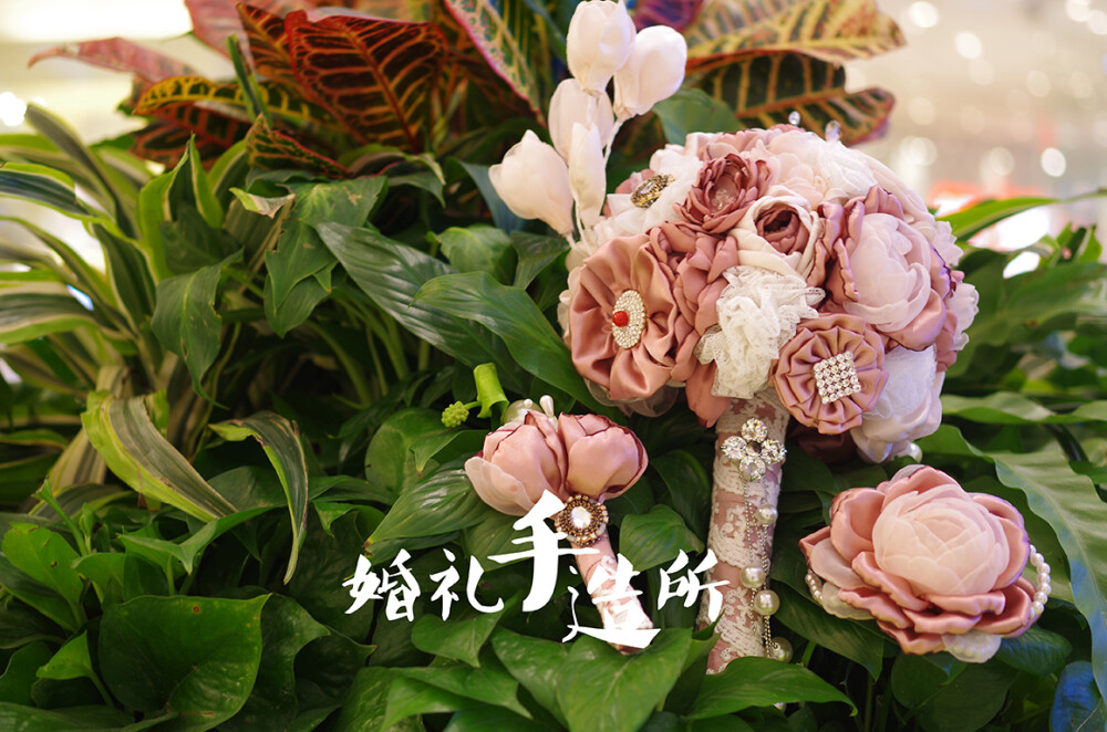 “褪”。拿起捧花，便进入另一段旅程，褪去青涩，或成熟，或妩媚。