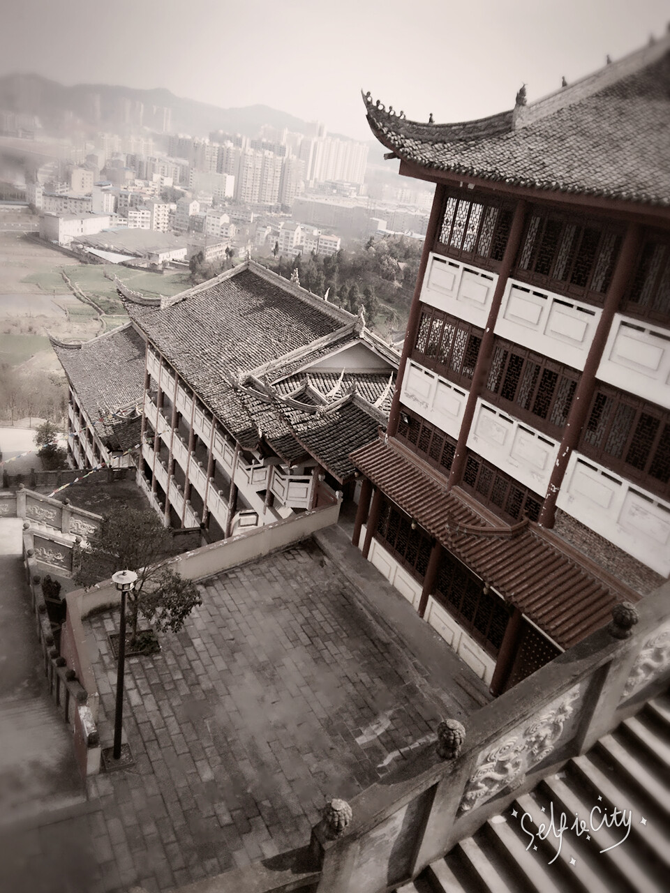 南朝四百八十寺，多少楼台烟雨中