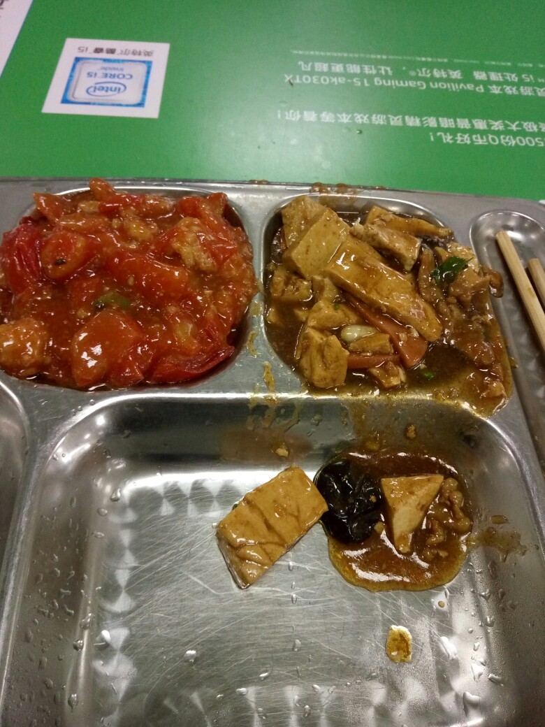 晚餐么么哒 不要问我为什么没有米饭 因为饼饼握在手中 啦啦啦 奇怪的搭配 不过科技大(⊙o⊙)…番茄里脊真的赞呦