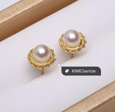 【KIMClavicle】珍珠 麻花边的耳钉，也是日剧里经常出现的款，在用珍珠珠宝配饰搭配自己穿搭这方面，日本女孩子确实做得比较出色