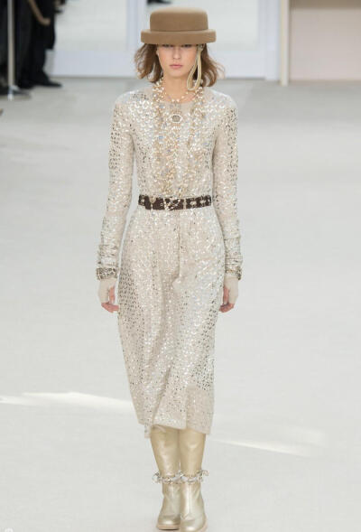 Chanel 2016秋冬系列,斜纹软呢的休闲夹克搭配圆顶的礼帽，Chanel小姐的形象勾勒出了一个年轻的形象。经典的格纹和折线纹装饰，让套装散发出了古典的味道。