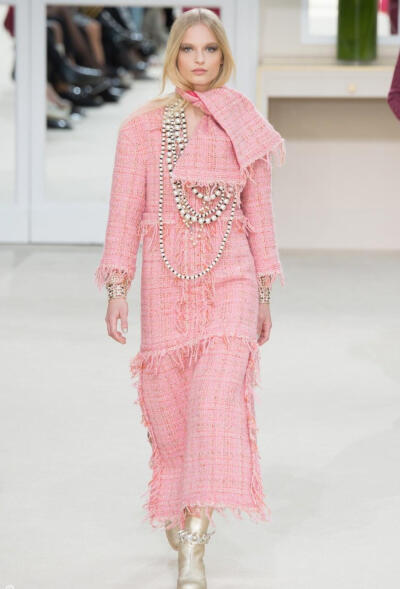 Chanel 2016秋冬系列,斜纹软呢的休闲夹克搭配圆顶的礼帽，Chanel小姐的形象勾勒出了一个年轻的形象。经典的格纹和折线纹装饰，让套装散发出了古典的味道。