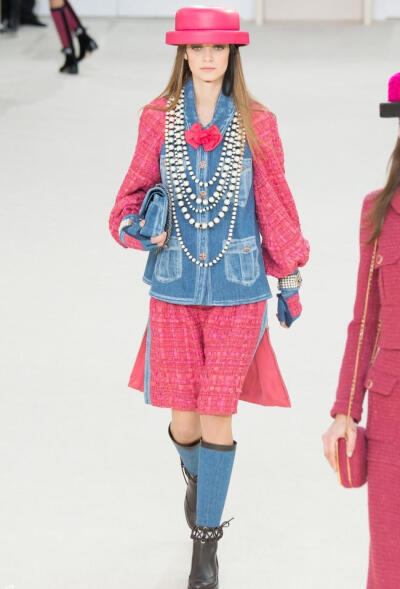 Chanel 2016秋冬系列,斜纹软呢的休闲夹克搭配圆顶的礼帽，Chanel小姐的形象勾勒出了一个年轻的形象。经典的格纹和折线纹装饰，让套装散发出了古典的味道。