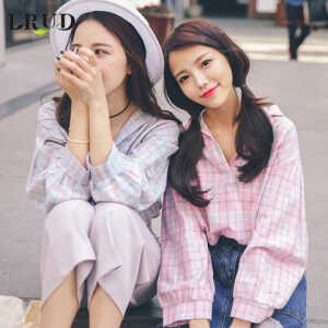 v领，宽松学院风格的衬衫，粉色紫色，和闺蜜一人一件