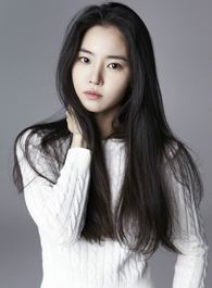 黄胜妍 （韩文名：황승언），韩国演员，出生于1988年10月31日，韩国演员。代表作品有《瑜伽学院》、《女高怪谈5》、《黄金鱼》、《甜蜜青春》等。