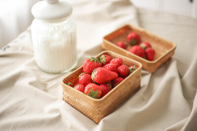 草莓块马上要下市了，今年的草莓季就快结束，赶紧做了一回草莓酱
材料：
草莓：500g，白砂糖：70g，柠檬：一个
做法：
1.草莓洗净切小块，倒入白砂糖，搅拌均匀放入冰箱冷藏3小时
2.准备一个小锅最好是不粘锅，…