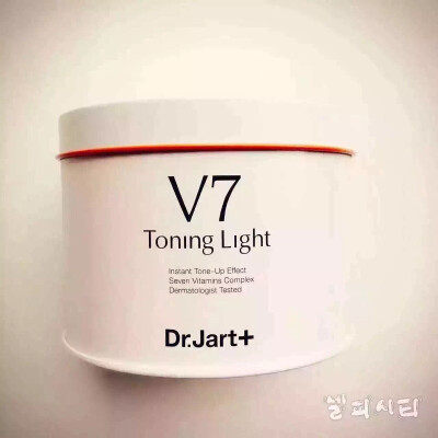 Dr.Jart+ ☁V7素颜霜☁ 今年最火爆的美白面霜！50ml，俗称素颜霜，孕妇可用。Dr.Jart+的V7素颜霜，柑橘的味道，清新好闻，它不是化妆品，不用卸妆的，属于懒人霜，里面含有很多维生素对肌肤特别好～它属于提亮肤色的…