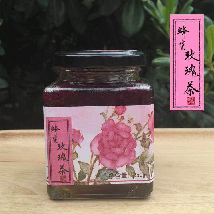 很多人喜欢喝玫瑰茶，但是鲜花很难保存，干花又没有新鲜的玫瑰花味道好。
今天给大家介绍一款蜂蜜玫瑰茶的做法
1.我选用的是云南玫瑰，现场采摘后空运到郑州，玫瑰花很容易枯萎，所以时间很关键。
2.收到花之后，摘干净，用清水清洗，然后晾干
3.反复的揉玫瑰花，把玫瑰花里的汁液揉出来，这样玫瑰的香味全部都释放出来了
4.在瓶子里一层玫瑰花一层蜂蜜，装满瓶子，放到阴凉或者冰箱冷藏
5.每隔两天搅拌一下，这样蜂蜜就会和玫瑰更好的融合
6.刚开始喝玫瑰会略有点苦涩，保持半个月之后效果更好，完全没有苦涩，完全是蜂蜜的香甜和玫瑰的花香
我们养蜂农追花逐蜜，只做纯蜂蜜，不掺假不勾兑