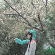 #穿着汉服去旅行# #微相册投稿# 浣溪沙，雪沫乳花浮午盏，蓼茸蒿笋试春盘。人间有味是清欢。出境@隐玖公子 摄于 南京玄武湖，服装@清辉阁步光
冥月《剑三·纯阳·红尘旧事-冥月》冥月《宴清都》 K宴清都