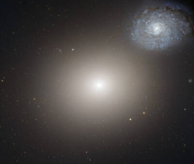 椭圆星系M60和旋涡星系NGC 4647 M60距离我们约为5400万光年 NGC 4647距离我们约为6300万光年 NASA