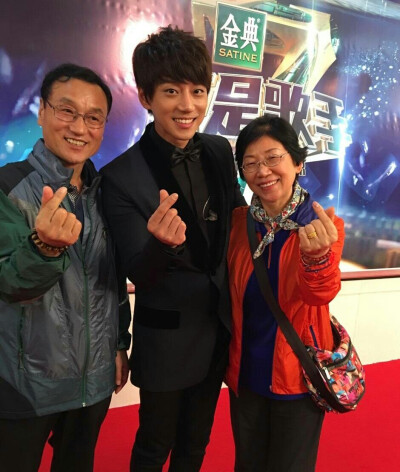 歌王战前一天红毯秀同彩排的时候 黑马王子 与 远赴中国的黄爸黄妈～