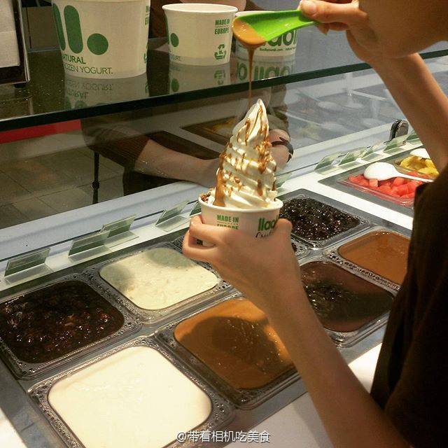 西班牙本土酸奶冰淇淋【llaollao】在日本首次登陆，就在大阪北区角田町梅田地下街2-2，此番登陆掀起了一股小热潮。虽说llaollao在国内早已登陆了，但是看着这些冰淇淋，我就是很想要吃啊！