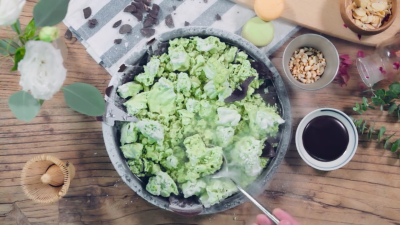 分子冰淇淋。
分子料理又名分子美食学，是近年在海外噱头十足的一个厨艺概念。说穿了其实就是运用化学（物理或化学）理论于煮食之上，将食物的分子结构重组