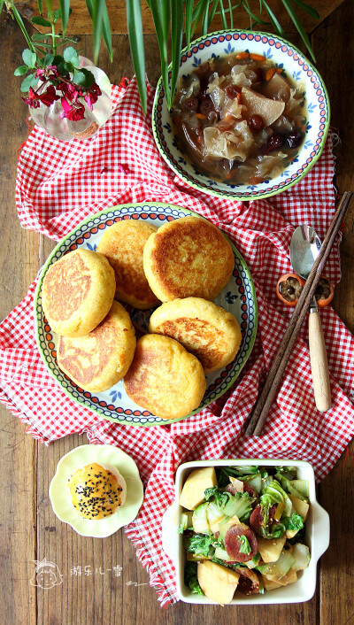 周五早餐：香甜玉米饼+四川香肠炒冬笋+原味蛋黄酥+蔓越莓银耳羹。隔一段时间就要吃次玉米饼，昨晚揉好面放冰箱冷藏，早上拿出来揉圆直接烙到金黄，乘热吃外酥里软。搭配饼的东西其实我第一想到的是臭豆腐，可翻遍厨…