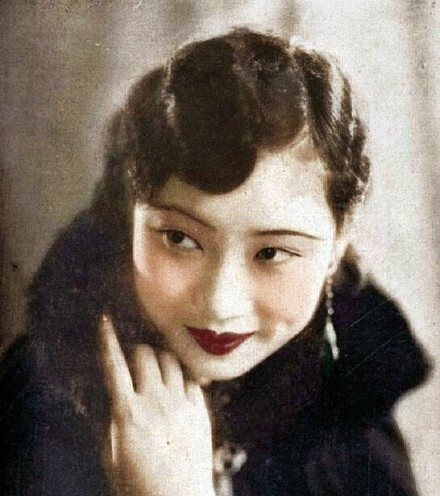 胡蝶，民国第一美女，1933年中国史上第一次大众参与的选美活动中以21334票当选“电影皇后” ，1934年又当选为民国最美丽的女明星。胡蝶晚年移居加拿大，1960年在日本举行的第七届亚洲电影节上，《后门》获得最佳影片金禾奖，胡蝶获得最佳女主角奖。同年，该片再获日本文部大臣颁赠的最佳电影奖。52岁的胡蝶跃登“亚洲影后”的宝座，这也是中国第一个“亚洲影后”。1989年病逝于温哥华，遗言留下一句“蝴蝶（胡蝶）要走了。