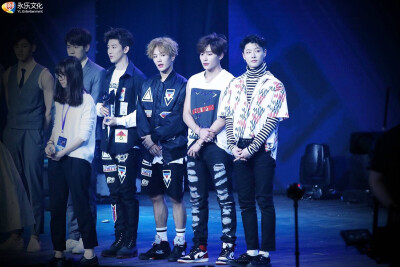 160410『乐独家』#第四届音悦V榜年度盛典# #UNIQ# 独家奉上~《#EOEO#》舞台虽然少了#UNIQ王一博# 有点小遗憾，但“最具潜力艺人”是五个人共同的荣誉不是吗？[好棒]王子们明天“舞会”见吧[心]虽然明天UNIQ又会是四…