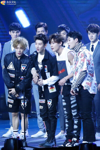 160410『乐独家』#第四届音悦V榜年度盛典# #UNIQ# 独家奉上~《#EOEO#》舞台虽然少了#UNIQ王一博# 有点小遗憾，但“最具潜力艺人”是五个人共同的荣誉不是吗？[好棒]王子们明天“舞会”见吧[心]虽然明天UNIQ又会是四…