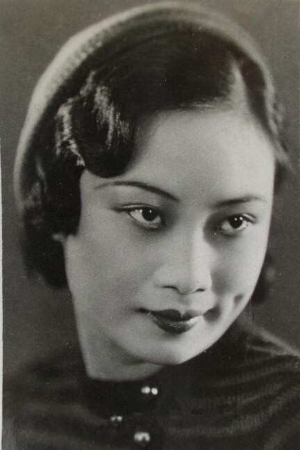 胡蝶，民国第一美女，1933年中国史上第一次大众参与的选美活动中以21334票当选“电影皇后” ，1934年又当选为民国最美丽的女明星。胡蝶晚年移居加拿大，1960年在日本举行的第七届亚洲电影节上，《后门》获得最佳影片金禾奖，胡蝶获得最佳女主角奖。同年，该片再获日本文部大臣颁赠的最佳电影奖。52岁的胡蝶跃登“亚洲影后”的宝座，这也是中国第一个“亚洲影后”。1989年病逝于温哥华，遗言留下一句“蝴蝶（胡蝶）要走了。