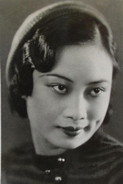 胡蝶，民国第一美女，1933年中国史上第一次大众参与的选美活动中以21334票当选“电影皇后” ，1934年又当选为民国最美丽的女明星。胡蝶晚年移居加拿大，1960年在日本举行的第七届亚洲电影节上，《后门》获得最佳影片…