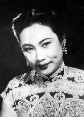 胡蝶，民国第一美女，1933年中国史上第一次大众参与的选美活动中以21334票当选“电影皇后” ，1934年又当选为民国最美丽的女明星。胡蝶晚年移居加拿大，1960年在日本举行的第七届亚洲电影节上，《后门》获得最佳影片金禾奖，胡蝶获得最佳女主角奖。同年，该片再获日本文部大臣颁赠的最佳电影奖。52岁的胡蝶跃登“亚洲影后”的宝座，这也是中国第一个“亚洲影后”。1989年病逝于温哥华，遗言留下一句“蝴蝶（胡蝶）要走了。