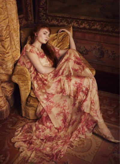 #Sophie Turner##权力的游戏##X战警:天启# Sophie在The Edit 2016四月刊 (Net-A-Porter发行)将她的古典气质发挥得极好! 秀雅娇美，仿佛拉斐尔前派的油画美人一样 访谈谈及"权力的游戏"征选到至今，聊珊莎。还有"X战…