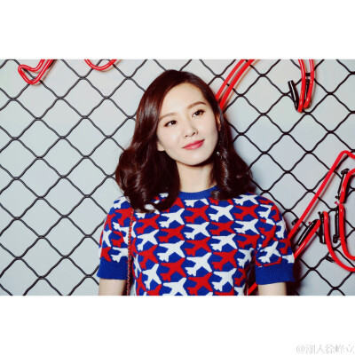 刘诗诗现身@香奈儿CHANEL #ILOVECOCO#电音摇滚派对～妆容精致，香奈儿可可小姐唇膏笔点缀双唇搭配持久亮泽甲油，完美组合缔造鲜明的个人风格～