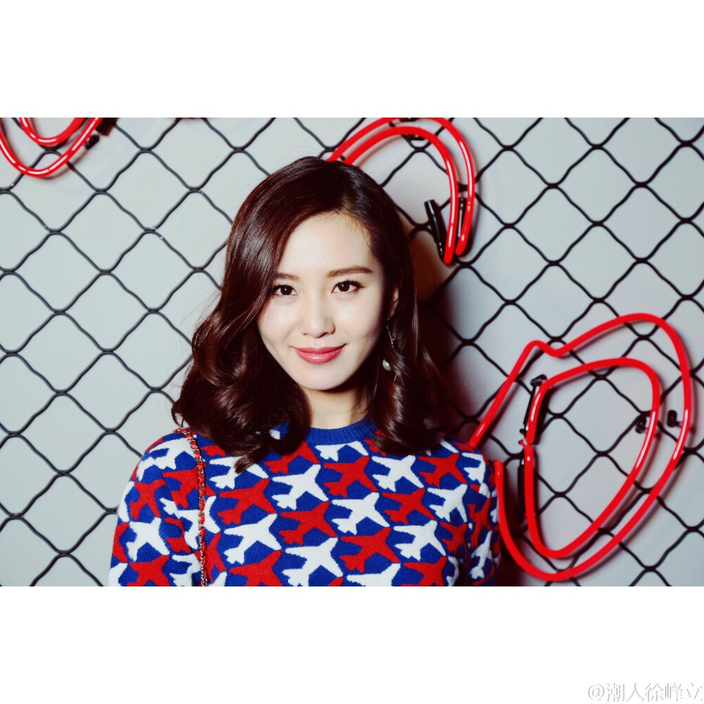 刘诗诗现身@香奈儿CHANEL #ILOVECOCO#电音摇滚派对～妆容精致，香奈儿可可小姐唇膏笔点缀双唇搭配持久亮泽甲油，完美组合缔造鲜明的个人风格～