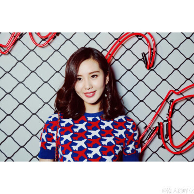 刘诗诗现身@香奈儿CHANEL #ILOVECOCO#电音摇滚派对～妆容精致，香奈儿可可小姐唇膏笔点缀双唇搭配持久亮泽甲油，完美组合缔造鲜明的个人风格～