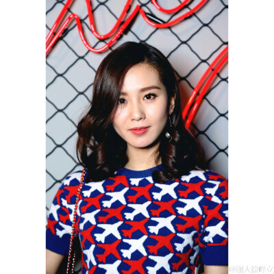 刘诗诗现身@香奈儿CHANEL #ILOVECOCO#电音摇滚派对～妆容精致，香奈儿可可小姐唇膏笔点缀双唇搭配持久亮泽甲油，完美组合缔造鲜明的个人风格～