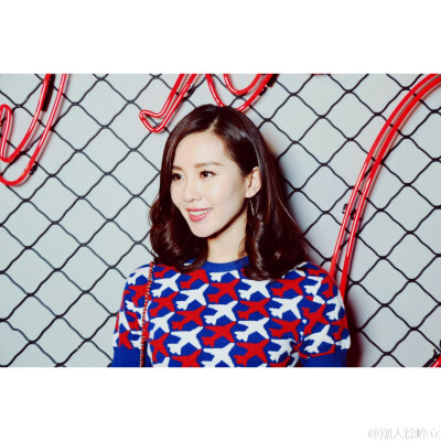 刘诗诗现身@香奈儿CHANEL #ILOVECOCO#电音摇滚派对～妆容精致，香奈儿可可小姐唇膏笔点缀双唇搭配持久亮泽甲油，完美组合缔造鲜明的个人风格～