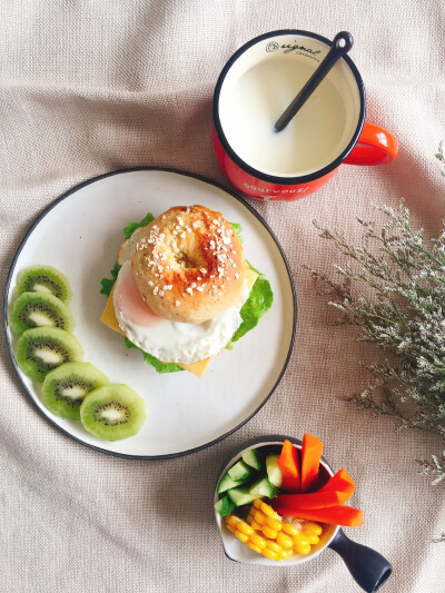 好喜欢新盘子!刚出炉的香蕉贝果!好吃到不行